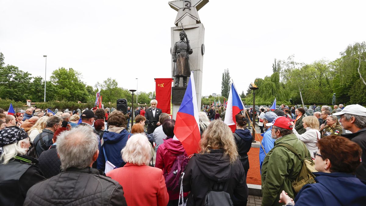 FOTO: U pomníku rudoarmějců se střídali komunisté i potomci padlých